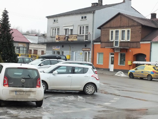 Na parkowanie samochodów na Placu Ponurego w Wąchocku skarżą się właściciele sklepów