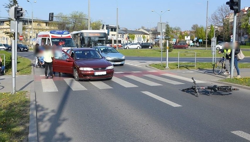 Wypadek w Radomiu. Rowerzystka potrącona przez kierującą oplem na rondzie księdza Kotlarza. Kto miał zielone światło?