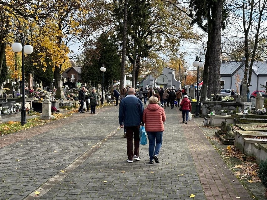 Mieszkańcy Radomia odwiedzają groby bliskich na radomskich cmentarzach. Ruch na nekropoliach i w ich otoczeniu jest coraz większy. Zobaczcie