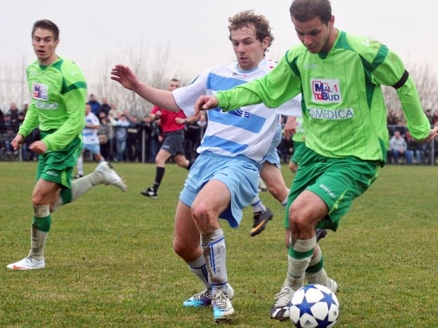 O piłkę walczą Karol Wójcik (zielony strój) z Partyzanta i Jacek Koncewicz z Karpat.
