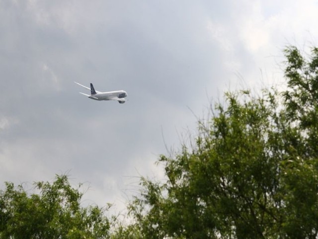 Mimo zachmurzenia i przelotnych silnych opadów deszczu, Dreamliner codziennie odbywa na bydgoskim niebie loty treningowe.