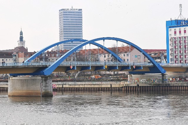 25-latek groził, że skoczy z mostu nad Odrą w Słubicach.