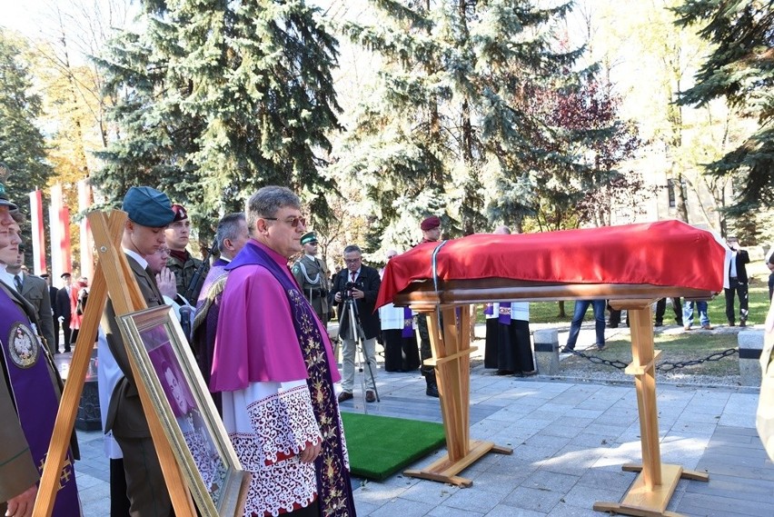 Nowy Sącz. Tłumy sądeczan na powtórnym pochówku gen. Bronisława Pierackiego