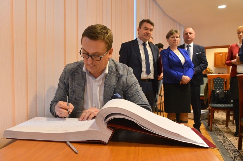 Nowe miasta w regionie świętokrzyskim. Włodarze odebrali listy gratulacyjne