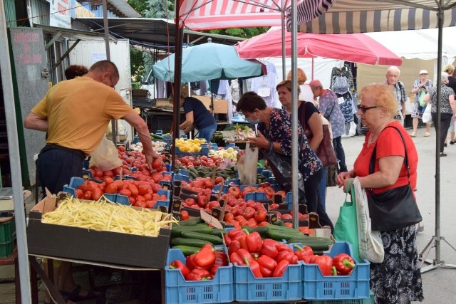 Truskawki i czereśnie - to były hity bazarów w Kielcach w piątek 25 czerwca. Na targowisku pojawiło się tłumy ludzi - sprzyjała dobra pogoda i pierwszy nieco chłodniejszy dzień po fali upałów. Truskawki i czereśnie mocno staniały, podobnie pomidory i ogórki a także fasolka szparagowa. Ale są też warzywa i owoce, które drożeją.Na kolejnych slajdach zobaczcie ceny owoców i warzyw na bazarze w Kielcach w piątek 25 czerwca