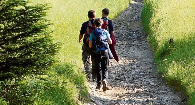 Turyści na szlaku w Gorczańskim Parku Narodowym. Zapłacili, więc mogą spacerować