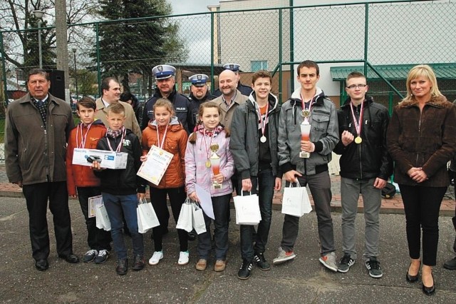 Najlepsze drużyny oraz zawodnicy otrzymali medale, puchary oraz nagrody rzeczowe. Głównym organizatorem turnieju był starosta sokólski Franciszek Budrowski (z lewej), który ufundował puchary i medale.