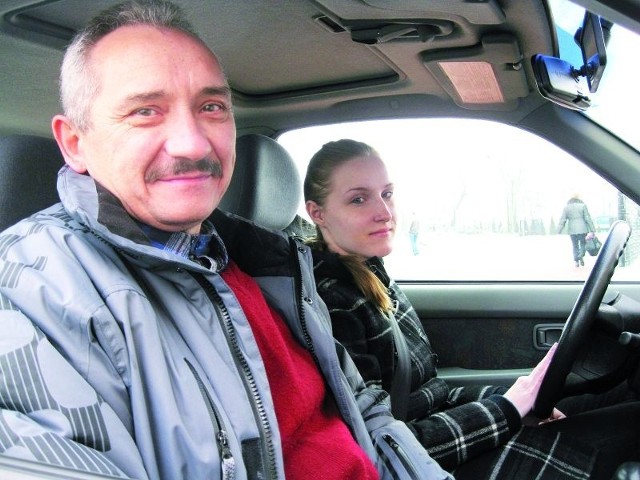 Zdzisław Kopańczyk, instruktor nauki jazdy z Łomży i kursantka Karolina Sobczyńska sądzą, że nowe przepisy nie są najlepsze