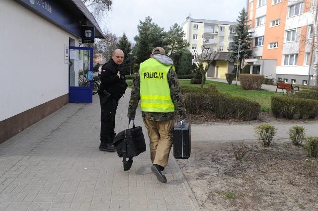 Zamaskowany sprawca napadł na placówkę bankową przy ulicy Zamenhofa w Lesznie.