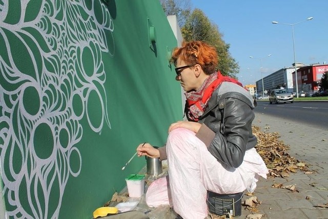 Izabela Ołdak w trakcie realizacji muralu „Sztuka dla lepszego życia” na ścianie oporowej przy ul. Partyzantów w Bielsku-Białej