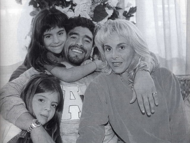 Diego wraz z Claudią oraz córkami Dalmą i Gianniną. Wówczas byli jeszcze bardzo szczęśliwi...