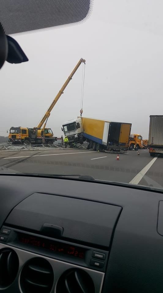 Na drodze doszło do utrudnień. Początkowo trzeba było usunąć...