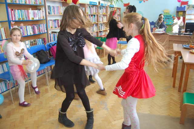 Na karnawałową imprezę zaproszono dzieci m.in. do biblioteki przy ul. Bartkowskiego w Nakle.