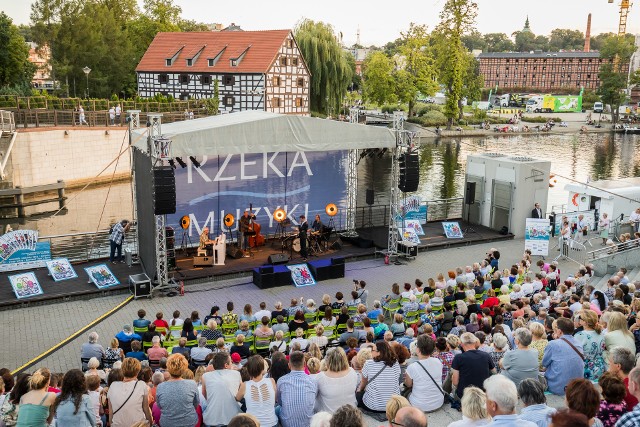 Koncert plenerowy w czerwcu mógłby się teoretycznie odbyć w amfiteatrze opery, ale nie dla tak licznej publiczności, jak przychodziła co roku np. na Rzekę Muzyki