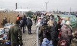 Tłumy na przejściu granicznym w Medyce. Coraz więcej uchodźców ze Lwowa [ZDJĘCIA]