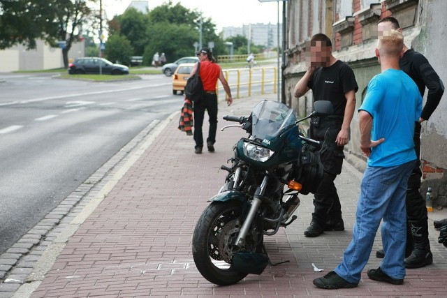 Motocyklista uderzył w znak drogowy w Słupsku.