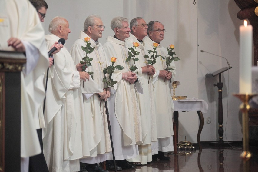 Witając jubilatów w katedrze biskup opolski Andrzej Czaja...