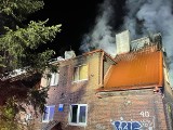 Pożar pustostanu w Gdańsku. Na miejscu 6 zastępów straży pożarnej