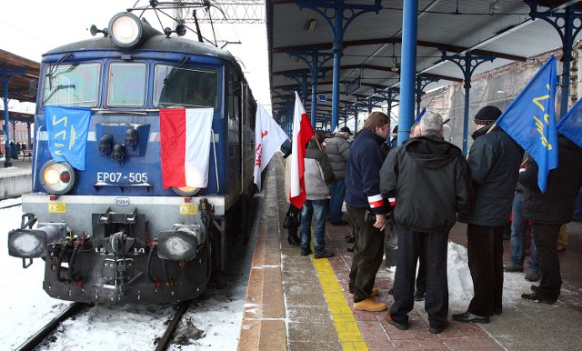 Kolej: Straszą zatrzymaniem pociągówTo powtórka z rozrywki. Pracownicy Przewozów Regionalnych strajkowali w sierpniu 2011 roku. 17 sierpnia na tory regionu nie wyjechało 220 pociągów. W styczniu tego roku na dwie godziny stanęły w Polsce składy należące do innego przewoźnika - PKP Intercity. Powodem był strajk w obronie ulg branżowych.