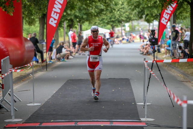 Roman Pietrzak uprawia quadrathlon: niezwykle trudną dyscyplinę sportową dla wyjątkowych twadzieli. Mało kto zna tę kombinację triathlonu i wyścigu kajakowego, podobnie jak mało kto wie, że mistrzem świata w niej jest Polak, Roman Pietrzak z Rakowni, koło Murowanej Gośliny! Skromny facet po pięćdziesiątce, o wysportowanej sylwetce nie przypomina herosa z filmów - ale ma sił i woli tyle, że nie mógł nie zostać mistrzem...