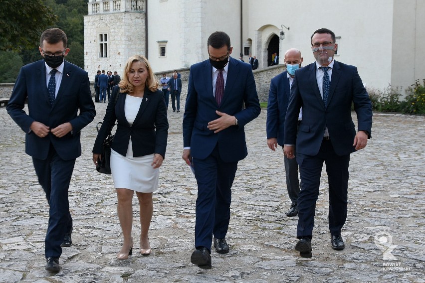 Premier Mateusz Morawiecki z wizytą w powiecie krakowskim. Spotkał się z samorządowcami na zamku w Pieskowej Skale