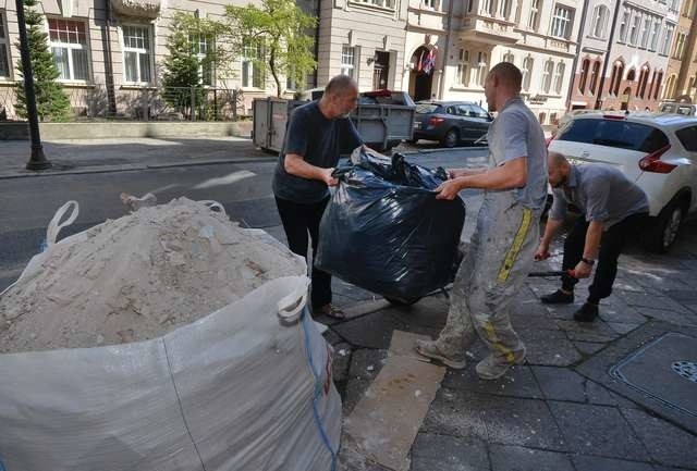 Mieszkańcy. ul. Cieszkowskiego sprzątają przed sobotnim świętem.