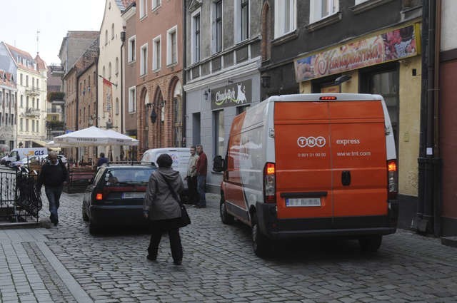 Są momenty, kiedy na Szczytnej jest tak tłoczno, że trzeba uważać, by nie zostać potrąconym przez auto