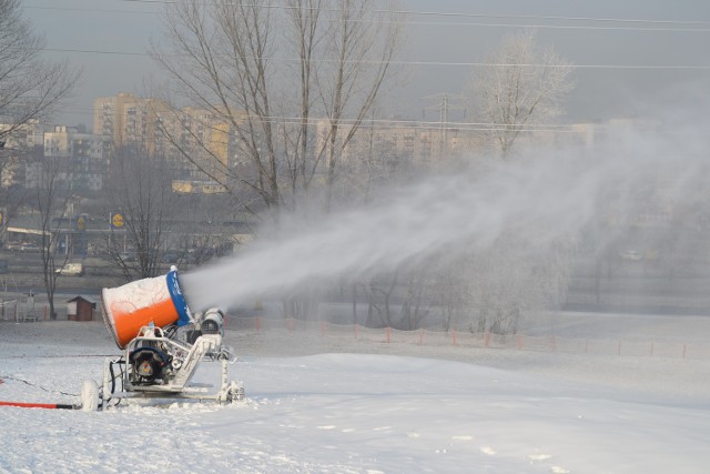 Na  stoku pracuje pięć armatek śnieżnych