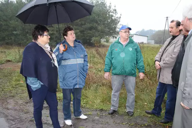 Kolejny raz radni gminy Lubicz (powiat toruński) spotkali się w terenie. Rozmawiali m.in. o ulicy Szkolnej w Złotorii i terenie do rekreacji w Grabowcu