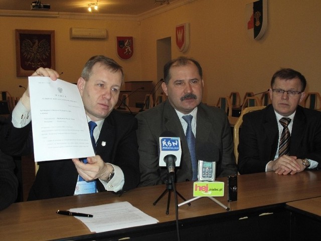Andrzej Chrabąszcz starosta mielecki (z lewej) pokazuje wyrok sądu. Obok Leszek Kołacz i Andrzej Gardian dyrektorzy mieleckiej lecznicy.