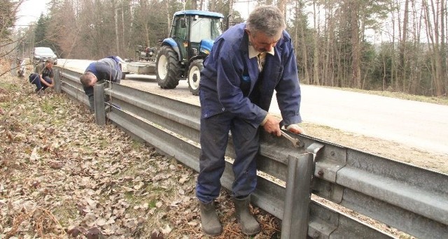 Rozpoczął się remont toru samochodowego w Miedzianej Górze. Józef Kłysiewski, Jacek Szustak i Jan Lasek rozbierają stare bariery ochronne na leśnym odcinku toru, te prace potrwają 2 tygodnie. 