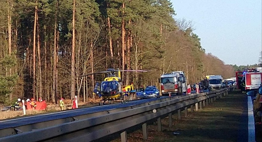 Wypadek na DK 1 w Kobiórze. Na drodze lądował śmigłowiec LPR