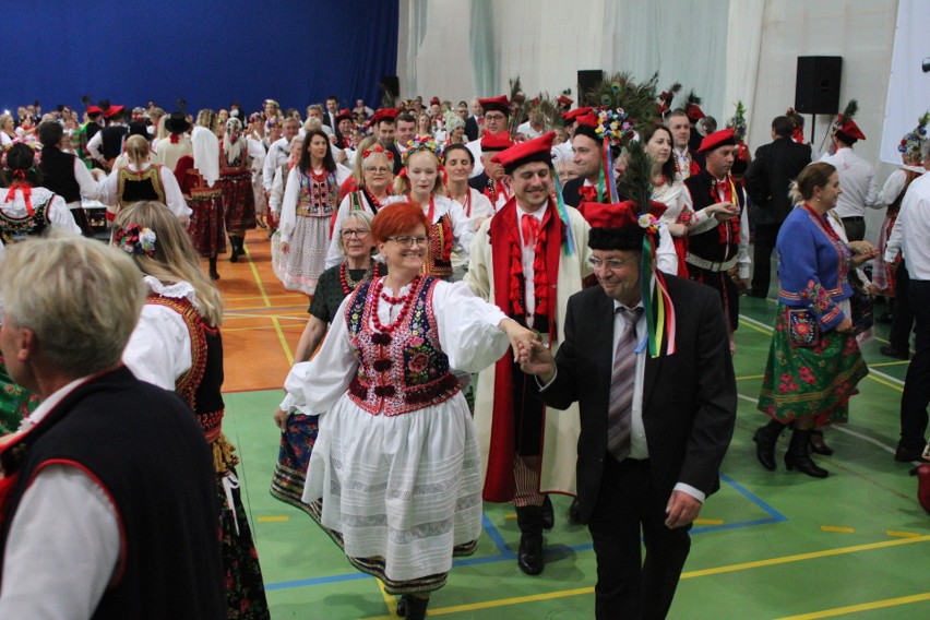 Święto Stroju Krakowskiego w Zielonkach. Setki ludzi w spódnicach kwiaciastych, gorsetach, sukmanach i pasiastych spodniach