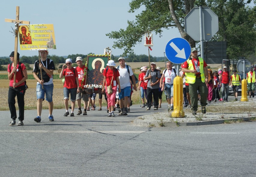 Uczestnicy świdnickiej pielgrzymki przeszli przez Grodków.