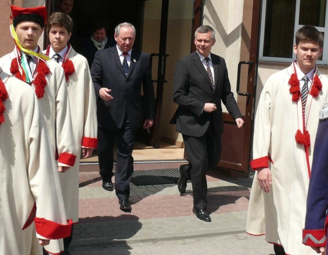 Minister obrony narodowej Tomasz Siemoniak w towarzystwie uczniów i dyrektora "budowlanki&#8221; Włodzimierza Smutka.