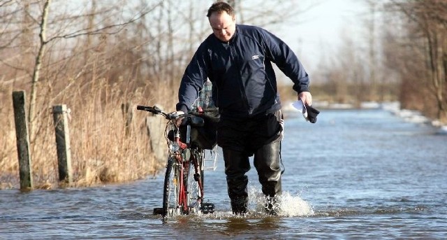 Wojciech Zioło mieszka od pięciu lat przy ulicy Młynarskiej w Tarnobrzegu. Bez woderów nie dotrze do swojego domu.