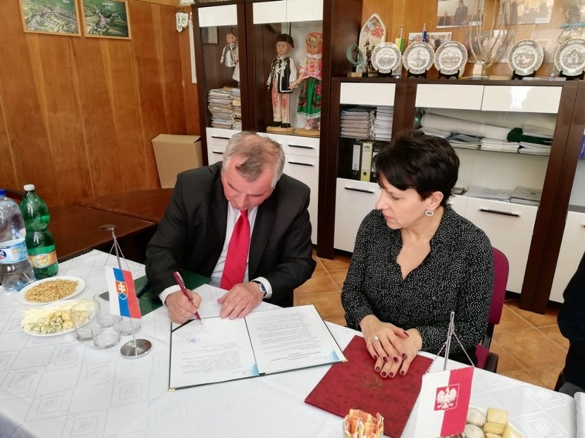 Podpisana nowa umowa o współpracy gminy Zabierzów ze słowacką gminą  Hruštin
