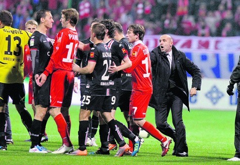 Michał Probierz próbuje rozdzielić kłócących się podczas meczu piłkarzy.