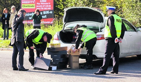 Celnicy sprawdzają, czy buty przewożone w tym samochodzie, nie są uszyte ze skóry zwierząt chronionych konwencją waszyngtońską.