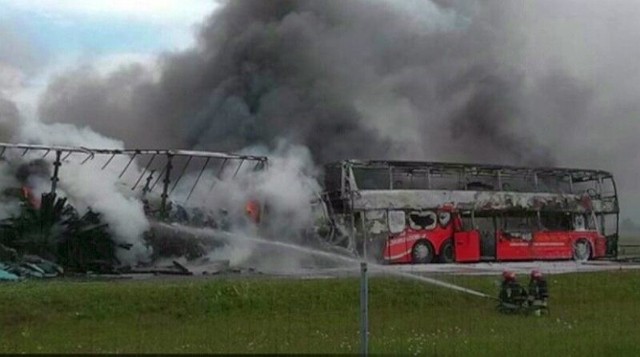 Po wypadku w Brzegu na autostradzie A4 doszło do pożaru. W płomieniach stanął między innymi autokar PolskiBus.