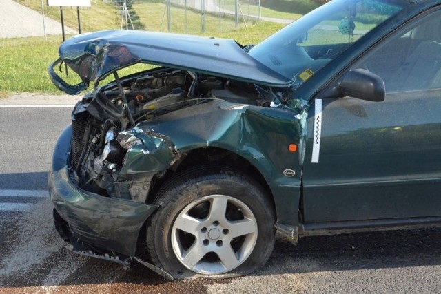 W czwartek w Mokrej koło Jarosławia doszło do zderzenia dwóch pojazdów. Ze wstępnych ustaleń policjantów wynika, że kierujący volkswagenem 49-letni mieszkaniec powiatu niżańskiego, wykonując manewr skrętu w lewo z drogi serwisowej na drogę wojewódzką 880, nie ustąpił pierwszeństwa prawidłowo poruszającej się audi 22-letniej mieszkance gminy Pawłosiów, doprowadzając do zderzenia.   Pogotowie ratunkowe przetransportowało 22-latkędo szpitala. Kierujący pojazdami byli trzeźwi.Policjanci zabezpieczyli miejsce zdarzenia oraz wykonali oględziny, a także dokumentację fotograficzną. Prowadzone w sprawie postępowanie wyjaśni dokładne okoliczności tego zdarzenia.