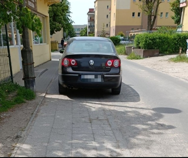 Mieszkańcy z ulicy Curie-Skłodowskiej w Bydgoszczy mają problem. Ani ZDMiKP, ani spółdzielnia mieszkaniowa nie potrafią rozwiązać kłopotu z autami parkowanymi na chodniku