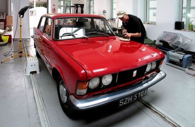 Fiat 125, czyli popularny duży fiat przekazany przez mieszkańca regionu. Rocznik 1985. Na liczniku przebieg tylko 16 tysięcy kilometrów. Ma nadal oryginalne opony. Samochód przekazany do muzeum przez mieszkańca regionu.