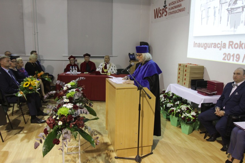 Inauguracja roku akademickiego w Wyższej Szkole Planowania Strategicznego w Dąbrowie Górniczej. Tam kształcą się kadry medyczne