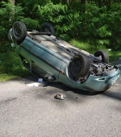 Poważny wypadek na drodze krajowej numer 74 w Rudzie Malenieckiej. Samochód dachował, jedna osoba nie żyje