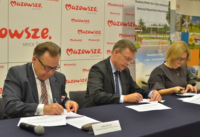 Umowy podpisali marszałek Adam Struzik (z lewej), Janina Ewa Orzełowska oraz beneficjenci.