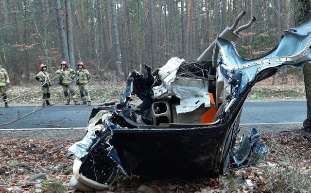 Samochód, którym jechali nastolatkowie w wyniku uderzenia został całkowicie zmiażdżony.