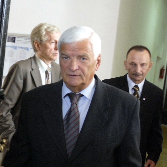 Marszałek Kozłowski tuż przed ogłoszeniem wyników sondażu.