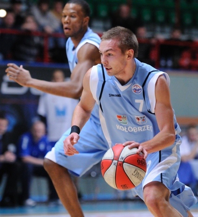 Darrell Harris (z lewej) i Dawid Bręk (z piłką) zanotowali w Inowrocławiu double-double.