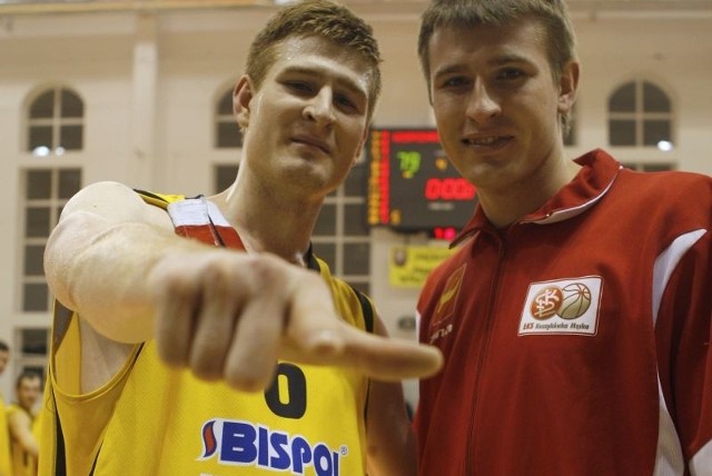 Wojciech Pisarczyk (z lewej) dziś jest czołowym koszykarzem MOSiR-u, Tomasz Pisarczyk po kilku latach wrócił do Sokoła. Bracia już nie raz grali przeciw sobie. Nz. chwila po meczu Sokoła z ŁKS-em sprzed kilku lat.